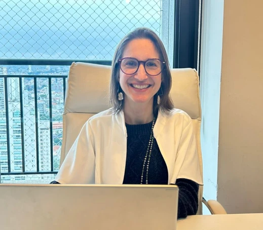 Dra Ligia Vigeta - Pediatra e Gastropediatra na Mooca. Cuidados com carinho, ciência e atenção em cada fase da infância. Atendimento humanizado, com escuta ativa, empatia e foco no desenvolvimento saudável da criança. Consultório na Mooca/SP.